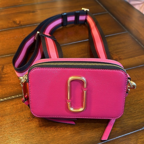 Fun pink, red & black Marc Jacobs with matching striped adjustable guitar strap - Picture 9 of 14